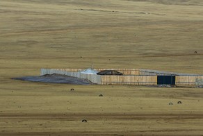 Зачем монголы ставят заборы посреди степей