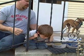 Чудесное спасение застрявшего ребенка