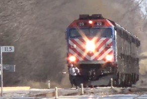 О, поезд, нужно срочно перебежать!