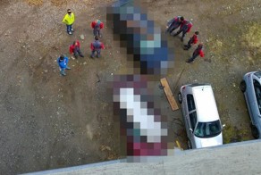 Ограждение упало на припаркованные внизу автомобили