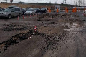 Асфальт на новой парковке у метро Саларьево размыло за два месяца