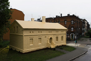 Историческое здание полностью оклеили снаружи золотыми обоями