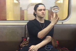 Мастер стеклянных шаров в московском метро