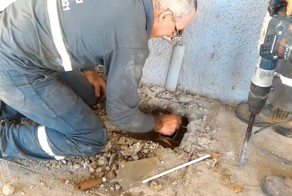Спасение котят из водопроводной трубы
