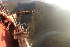 Залез он, а страшно мне: человек-флаг на самой высокой дымовой трубе в Европе