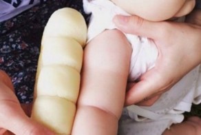 Новый тренд соцсетей: японцы сравнивают руки своих малышей с хлебом