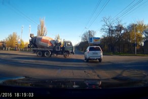 Авария дня. В Таганроге бетономешалка врезалась в стену дома