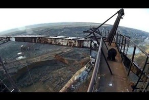 Как умирают гиганты: подрыв старого роторного экскаватора
