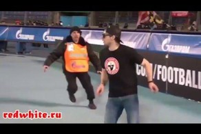 Футбольный болельщик ловко увернулся от службы охраны и эффектно выбежал на поле