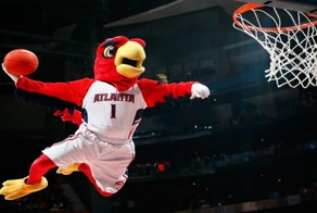 Яичница всмятку: талисман баскетбольного клуба выполнил не самый удачный прыжок