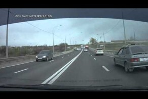 На Третьей продольной в Волгограде «Ладу Гранту» смяли два грузовика!