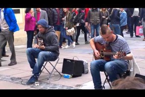 Потрясающее уличное выступление двух гитаристов