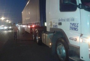 Тайский скутерист под колесами грузовика