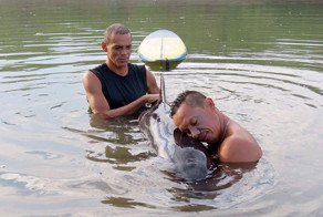 Серферы спасли плачущего китенка в Коста-Рике