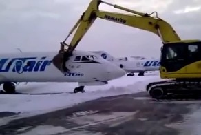 Рабочий российского аэропорта разрушил экскаватором самолет после того, как его уволили