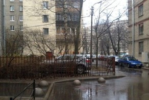 Автовладелец обозначил "свое" место парковки в питерском дворе
