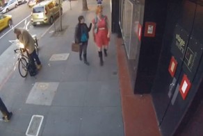 Неспешная кража велосипеда на глазах прохожих