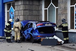 Вратарь сборной России по хоккею скрываясь от полиции врезался в здание