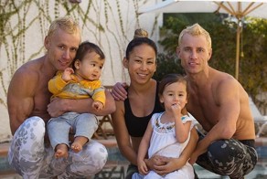 Эта мама придумала безумный способ выполнения акробатических трюков со своей маленькой дочерью