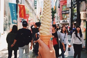 Девушка фотографирует города и их вкусную уличную еду