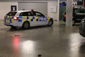  Полицейские Новой Зеландии устроили зажигательные танцы на служебной парковке