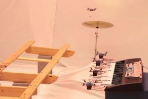 Наука как искусство! Музыкальная тема из Джеймса Бонда в исполнении маленьких квадрокоптеров