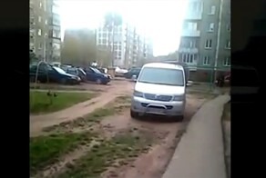 История о том как мужик заехал во двор на машине....
