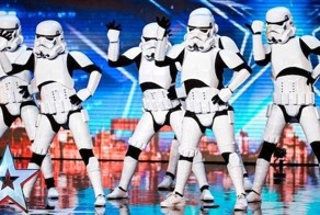 Танцующие штурмовики зажигают на шоу талантов!