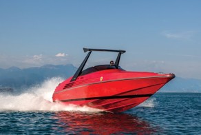 На аукционе продадут быстроходную лодку Riva 32 Ferrari