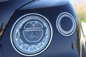 Замаскированный омыватель фар на Bentley Bentayga