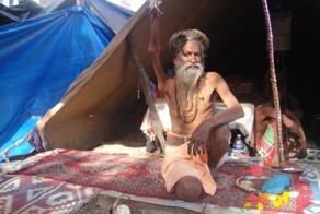 Индус держит руку поднятой вот уже 43 года