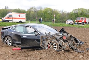 Подросток устроил краш-тест электромобиля Tesla Model S