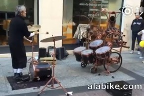 Уличный музыкант-жонглер на улицах Сарагосы