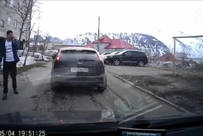 В Кировске пьяный парень выбил стекло, избил водителя и уехал