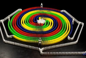 Красиво разрушить сложную конструкцию из домино — не меньшее искусство, чем её построить!