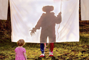 Фотограф создает фото в жанре "хоррор" вместе со своими дочерьми