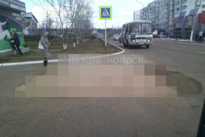 В Красноярском крае яму на дороге прикрыли деревянным помостом