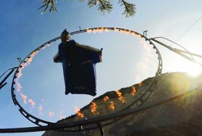 Отчаянный экстремал пролетел через огненное кольцо