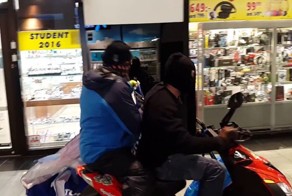 Два грабителя-недотепы грабят магазин часов в Швеции