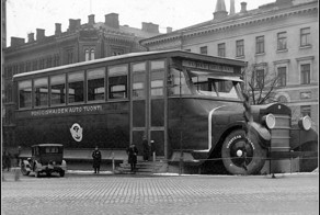 Автосалон 1927 года в форме гигантского автобуса 