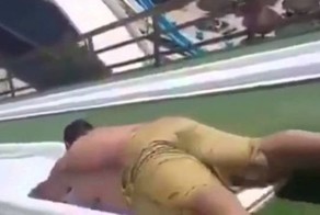 Толстяк эпично съехал с водной горки