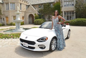 Fiat подарил девушке года Playboy родстер