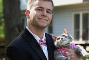 Парню было не с кем пойти на выпускной, поэтому он взял с собой кошку