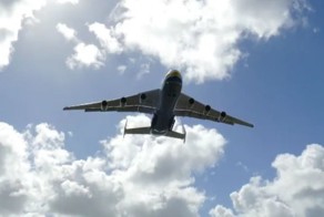 Самый большой в мире самолет приземлился в аэропорту Австралии
