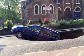 В Лондоне машина провалилась в образовавшуюся на дороге яму