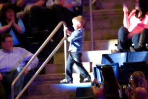 Мужчины, учитесь правильно привлекать внимание женщин! Маленький мальчик заставил зрительниц стадиона визжать от восторга