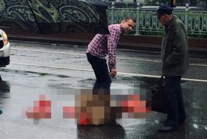 В Москве водитель рассыпал по дороге фаллоимитаторы