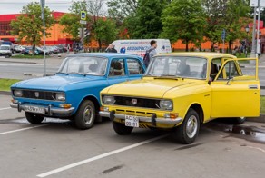 Встреча владельцев автомобилей "Москвич" перед бывшим музеем АЗЛК