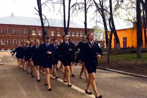 Взвод девченок поет "Небо славян"