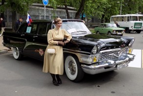 Фестиваль старинных автомобилей в московском парке "Сокольники"